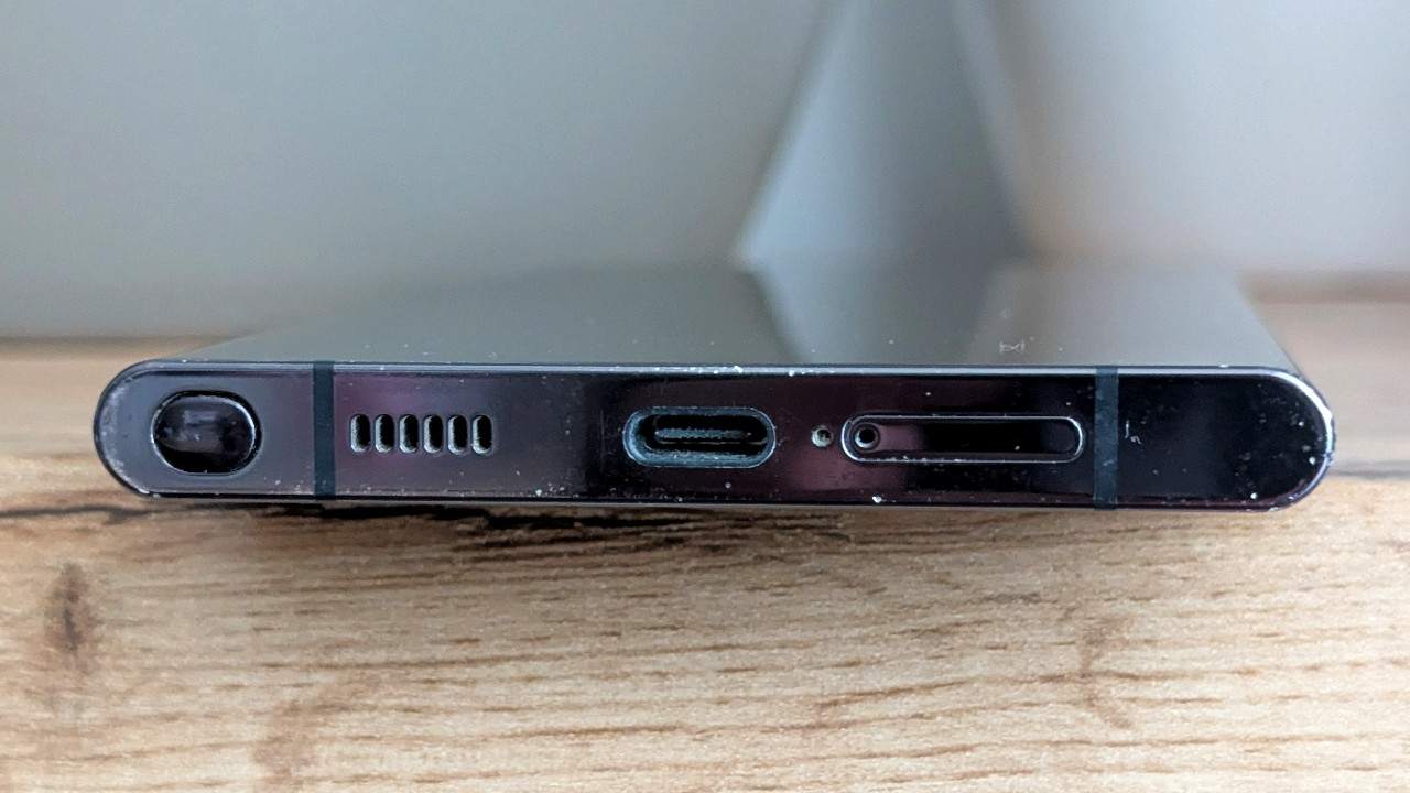 dierka na spodku telefonu druhy mikrofon_1