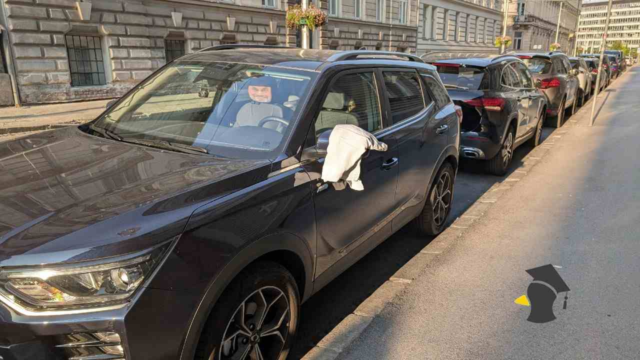 auto s bielou latkou na spatnom zrkadle_1