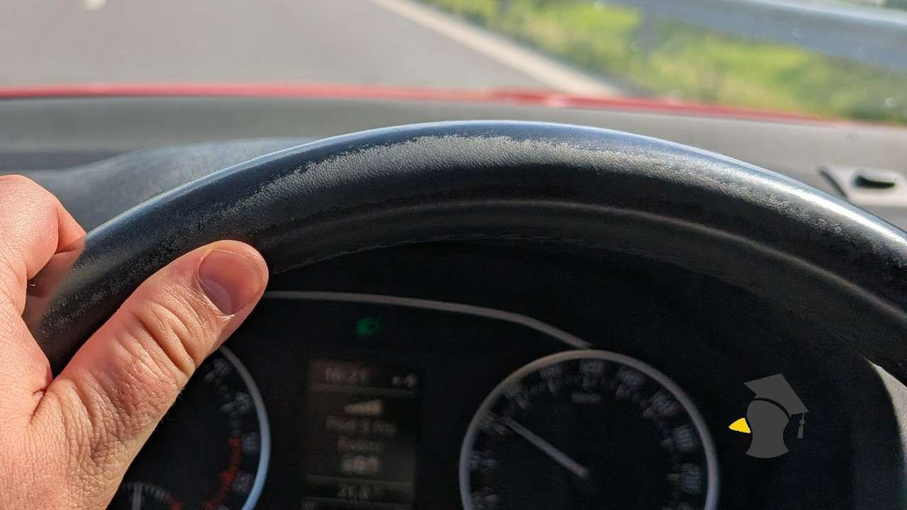 opotrebovany volant na aute_1