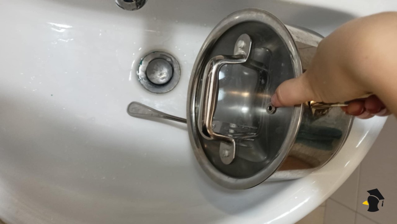 zlievanie vody z cestovín